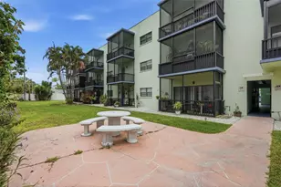 5973 Terrace Park Dr N, Saint Petersburg, FL 33709 - Photo 5