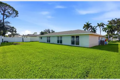 2022 Tanglewood Drive NE, Saint Petersburg, FL 33702 - Photo 25