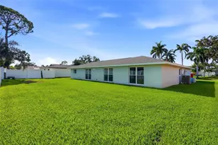 2022 Tanglewood Dr NE, Saint Petersburg, FL 33702 - Photo 25