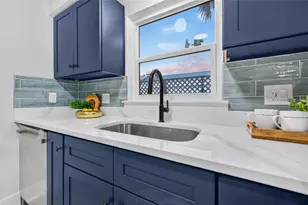 1190 Rue Des Chateaux, Saint Petersburg, FL 33707 - Photo 9