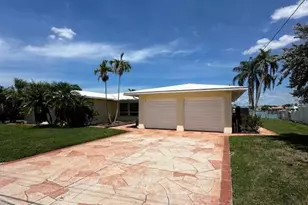 732 Pruitt Dr, Saint Petersburg, FL 33708 - Photo 5