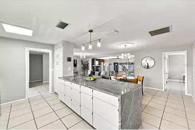 1354 62nd Avenue S, Saint Petersburg, FL 33705 - Photo 9