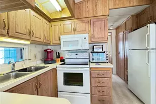 35114 Garber Ln, Zephyrhills, FL 33541 - Photo 9