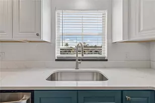 4575 Cove Cir, Saint Petersburg, FL 33708 - Photo 9