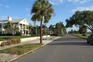 1817 Beach Dr SE, Saint Petersburg, FL 33705 - Photo 11