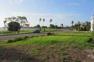 1817 Beach Dr SE, Saint Petersburg, FL 33705 - Photo 13