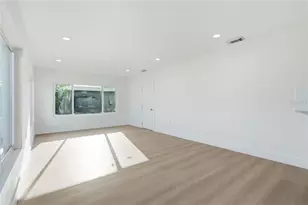 9460 Treasure Ln NE, Saint Petersburg, FL 33702 - Photo 9
