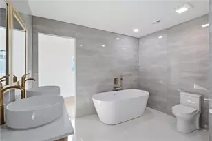 9460 Treasure Ln NE, Saint Petersburg, FL 33702 - Photo 15