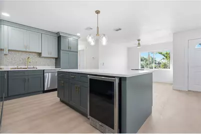 9460 Treasure Lane NE, Saint Petersburg, FL 33702 - Photo 3