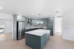 9460 Treasure Ln NE, Saint Petersburg, FL 33702 - Photo 5