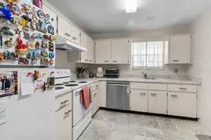 11942 Skylake Pl, Tampa, FL 33617 - Photo 7