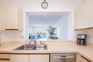 7984 Sailboat Key Blvd S, Saint Petersburg, FL 33707 - Photo 17