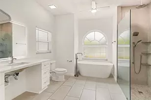 5325 Gardens Dr, Sarasota, FL 34243 - Photo 23