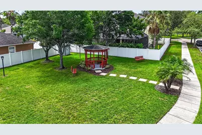 7906 Camden Woods Drive, Tampa, FL 33619 - Photo 95