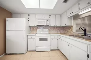 2556 Royal Pines Cir, Clearwater, FL 33763 - Photo 9
