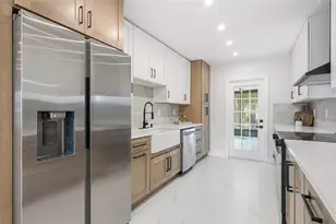 8118 Tanglewood Ln, Tampa, FL 33615 - Photo 7