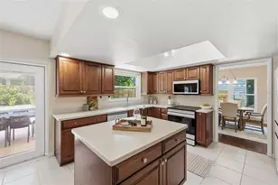 11007 Theresa Arbor Dr, Tampa, FL 33617 - Photo 13