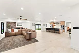 6241 Tanglewood Dr NE, Saint Petersburg, FL 33702 - Photo 5