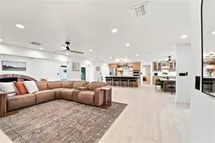 6241 Tanglewood Dr NE, Saint Petersburg, FL 33702 - Photo 3