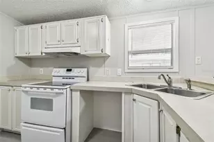 10607 Bay Hills Cir, Thonotosassa, FL 33592 - Photo 3
