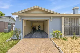 9704 Shalimar Ct, Tampa, FL 33615 - Photo 5