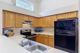 28726 Creekwood Dr, Wesley Chapel, FL 33545 - Photo 3