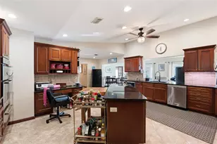 1818 Dolphin Blvd S, Saint Petersburg, FL 33707 - Photo 11