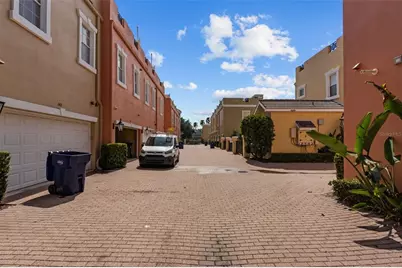 2419 Victoria Gardens Lane, Tampa, FL 33609 - Photo 45