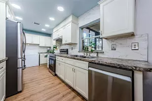 7241 56th Ave N, Saint Petersburg, FL 33709 - Photo 9