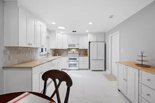 328 Bayview Dr NE, Saint Petersburg, FL 33704 - Photo 11