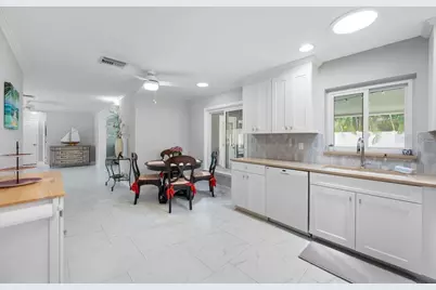 328 Bayview Drive NE, Saint Petersburg, FL 33704 - Photo 13