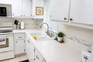 4575 Cove Cir, Saint Petersburg, FL 33708 - Photo 3