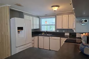 37747 Silver Pines Ave, Zephyrhills, FL 33542 - Photo 9