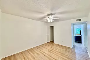 11703 Raintree Village Blvd, Tampa, FL 33617 - Photo 11