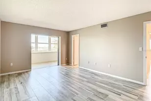 4575 Cove Cir, Saint Petersburg, FL 33708 - Photo 21