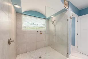 1826 Venetian Point Dr, Clearwater, FL 33755 - Photo 25