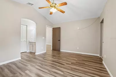 8711 Busch Oaks Street, Tampa, FL 33617 - Photo 9