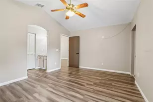 8711 Busch Oaks St, Tampa, FL 33617 - Photo 9