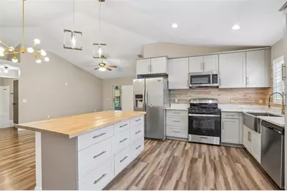 8711 Busch Oaks Street, Tampa, FL 33617 - Photo 5