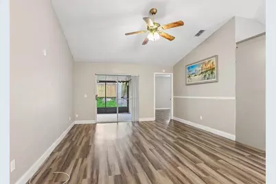 8711 Busch Oaks Street, Tampa, FL 33617 - Photo 7