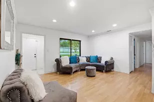 9242 N 52nd St, Tampa, FL 33617 - Photo 5