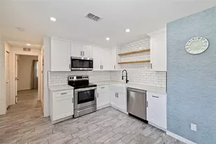 1317 Essex Dr N, Saint Petersburg, FL 33710 - Photo 5