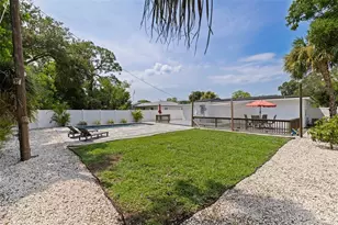 1317 Essex Dr N, Saint Petersburg, FL 33710 - Photo 25