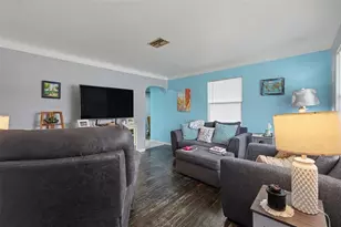 2311 35th St S, Saint Petersburg, FL 33711 - Photo 3