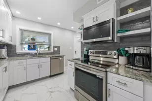 6061 2nd St E, Saint Petersburg, FL 33706 - Photo 7
