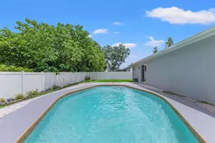 560 Robin Hill Cir, Brandon, FL 33510 - Photo 29