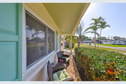 1727 New Hampshire Avenue NE, Saint Petersburg, FL 33703 - Photo 3