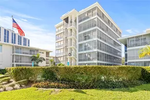 1012 N Shore Dr NE, Saint Petersburg, FL 33701 - Photo 1