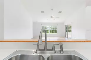 6412 Laurelwood Dr, Zephyrhills, FL 33542 - Photo 25