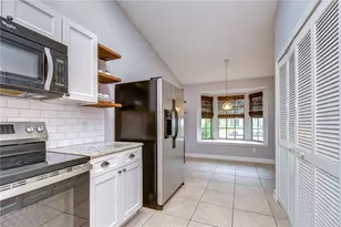 2512 Wrencrest Cir, Valrico, FL 33596 - Photo 9